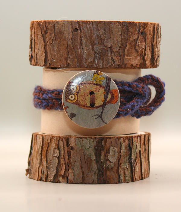 Náramek s dřevěným knoflíkem