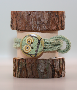 Náramek s dřevěným knoflíkem