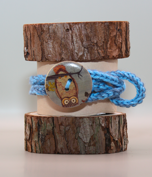 Náramek s dřevěným knoflíkem