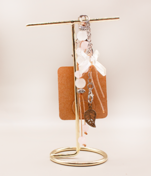 Ručně tvořený přívěsek Anima z přírodního kamene – osobní doplněk, který v sobě nese jedinečnou energii, harmonii a přirozenou sílu Země.