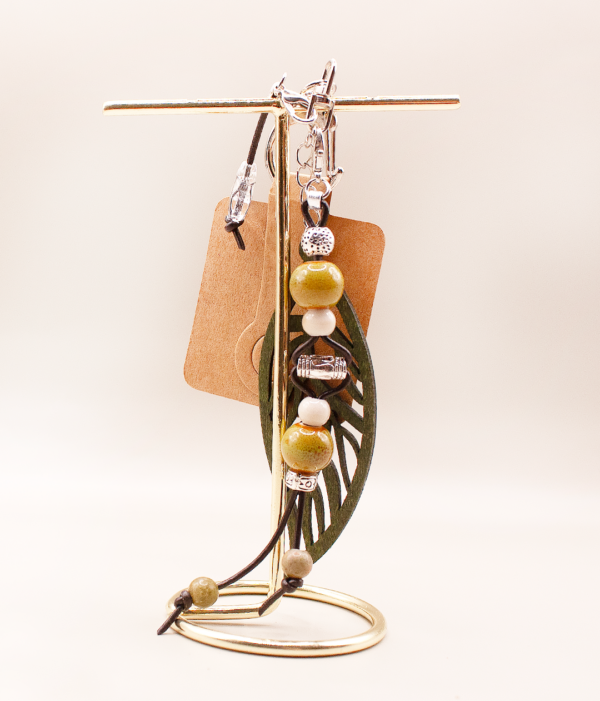 Ručně tvořený přívěsek Luma s keramickými korálky – jemný doplněk, který přináší lehkost, barvu a harmonii do každodenního stylu. Materiál: dřevo Korálky: keramika Bárva: bílá, zelená Vyrobeno ručně v Česku Přírodní materiály Originální design