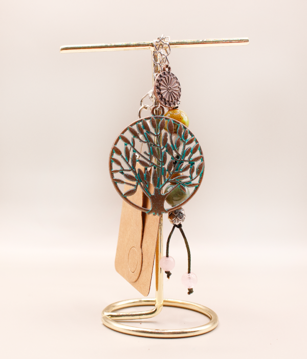 Ručně tvořený přívěsek Luma Flow s keramickými korálky – lehký a hravý doplněk, který přináší barvu, jemnost a přirozený rytmus do každodenního stylu.