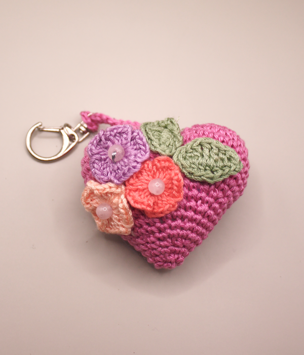 Háčkovaný přívěsek srdíčko