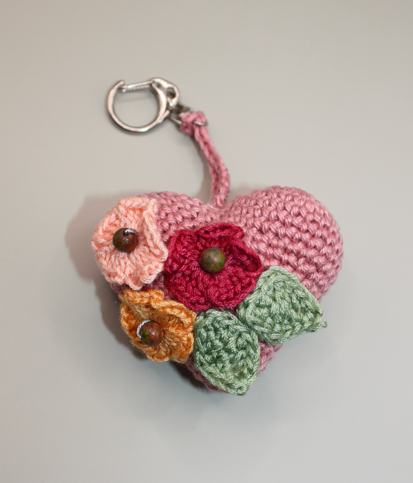 Háčkovaný přívěsek srdíčko
