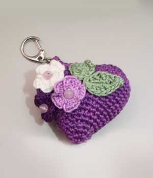 Háčkovaný přívěsek srdíčko