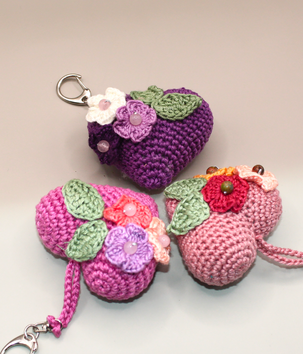 Háčkovaný přívěsek srdíčko