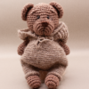 Ručně háčkovaný medvídek Alvo – malý autorský společník, který přináší teplo, jemnost a tichou přítomnost do vašeho dne.