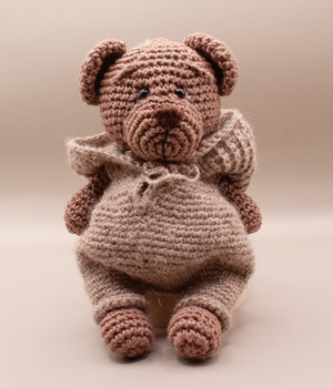 Ručně háčkovaný medvídek Alvo – malý autorský společník, který přináší teplo, jemnost a tichou přítomnost do vašeho dne.