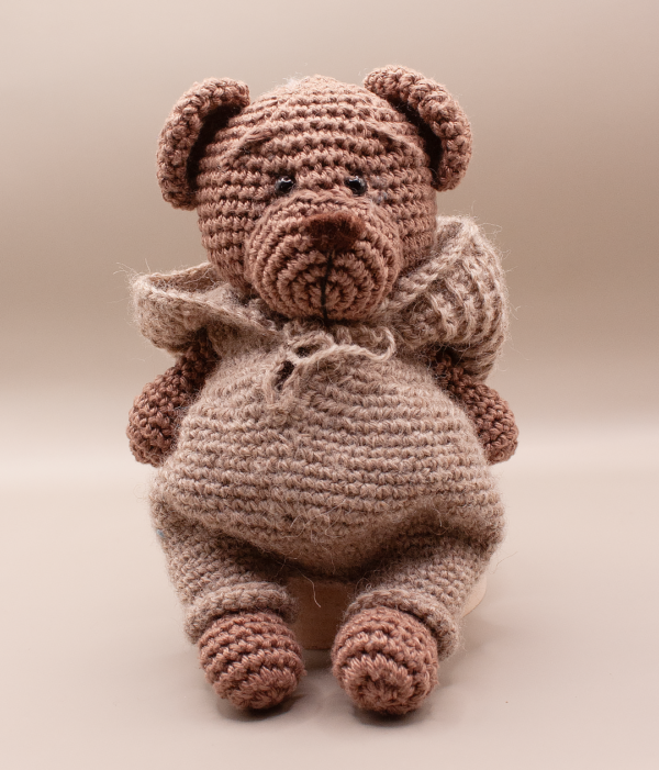 Ručně háčkovaný medvídek Alvo – malý autorský společník, který přináší teplo, jemnost a tichou přítomnost do vašeho dne.