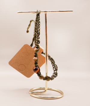 Minimalistický náramek z přírodních materiálů s unakitem, který podporuje pocit stability, klidu a návratu k sobě.