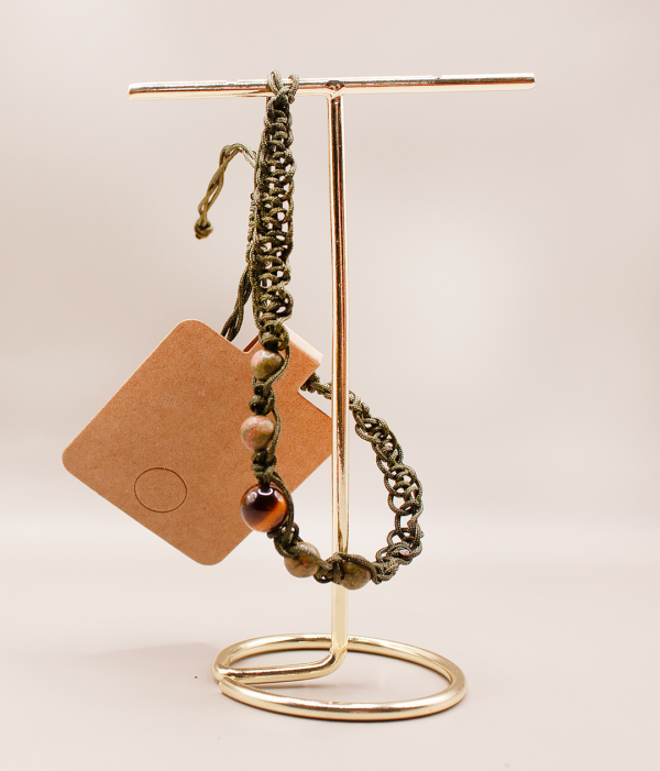 Minimalistický náramek z přírodních materiálů s unakitem, který podporuje pocit stability, klidu a návratu k sobě.