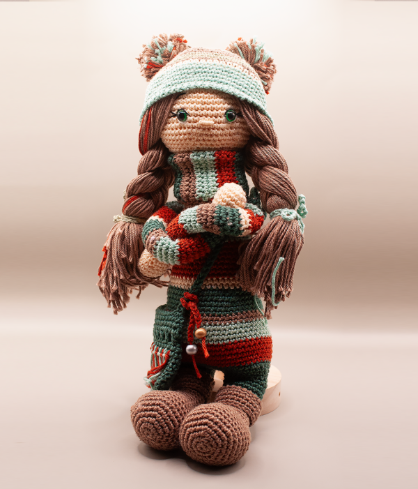 Ručně háčkovaná panenka Elara z přírodních materiálů – originální autorský doplněk, který přináší klid, jemnost a harmonii do vašeho prostoru.