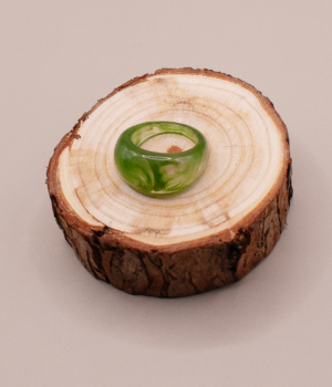 Minimalistický prsten Pure – jednoduchý doplněk, který jemně doplňuje ostatní produkty a podtrhuje jejich přirozený styl.