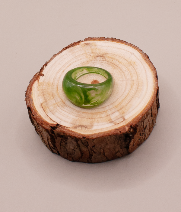 Minimalistický prsten Pure – jednoduchý doplněk, který jemně doplňuje ostatní produkty a podtrhuje jejich přirozený styl.