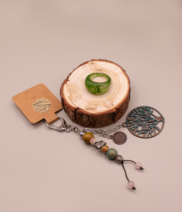 Dárková sada Lehký rytmus spojuje přívěsek Luma Flow a prstenec Pure – minimalistickou kombinaci doplňků, která přináší lehkost, pohyb a jemnou harmonii do každodenního stylu.