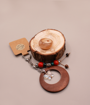 Dárková sada Tichá harmonie spojuje přívěsek Luma Calm a prstenec Pure – minimalistickou kombinaci doplňků, která přináší klid, rovnováhu a jemnou přítomnost do každodenního života.