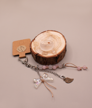 Dárková sada Vnitřní síla spojuje přívěsek Anima z přírodního kamene a prstenec Pure – minimalistickou kombinaci, která přináší klid, stabilitu a osobní význam do každodenního života.