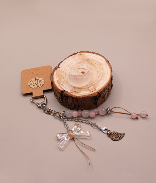 Dárková sada Vnitřní síla spojuje přívěsek Anima z přírodního kamene a prstenec Pure – minimalistickou kombinaci, která přináší klid, stabilitu a osobní význam do každodenního života.