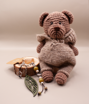 Dárková sada Klidné tóny spojuje medvídka Alvo, přívěsek Luma a prstenec Pure – jemnou harmonii doplňků, která přináší klid, rovnováhu a tichou přítomnost do každého dne.