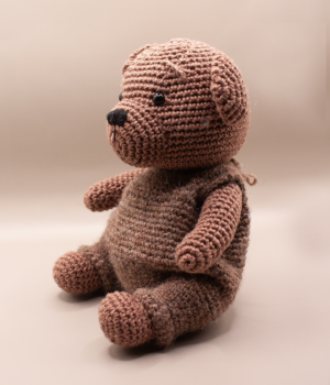 Ručně tvořený medvídek Klidná opora – jemný společník, který přináší klid, stabilitu a pocit bezpečí do každodenních chvil.