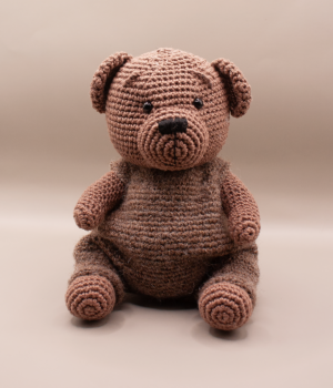 Ručně tvořený háčkovaný medvídek Klidná opora – jemný společník, který přináší klid, stabilitu a pocit bezpečí do každodenních chvil.