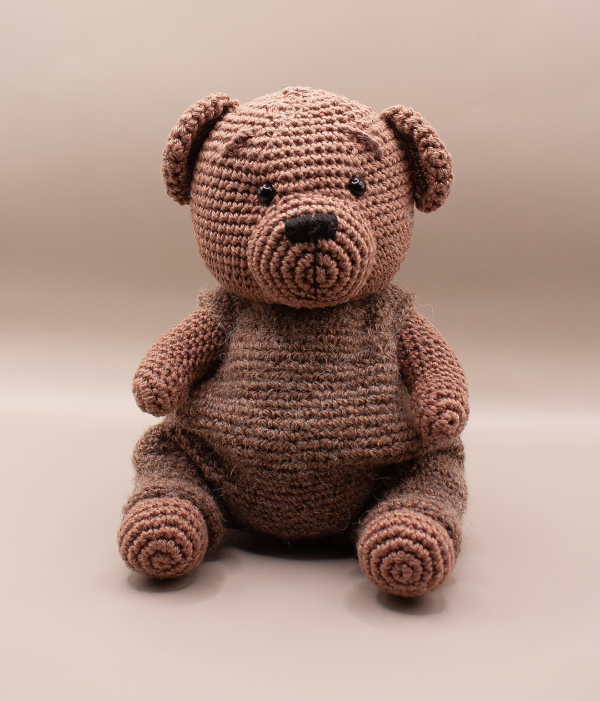 Ručně tvořený háčkovaný medvídek Klidná opora – jemný společník, který přináší klid, stabilitu a pocit bezpečí do každodenních chvil.