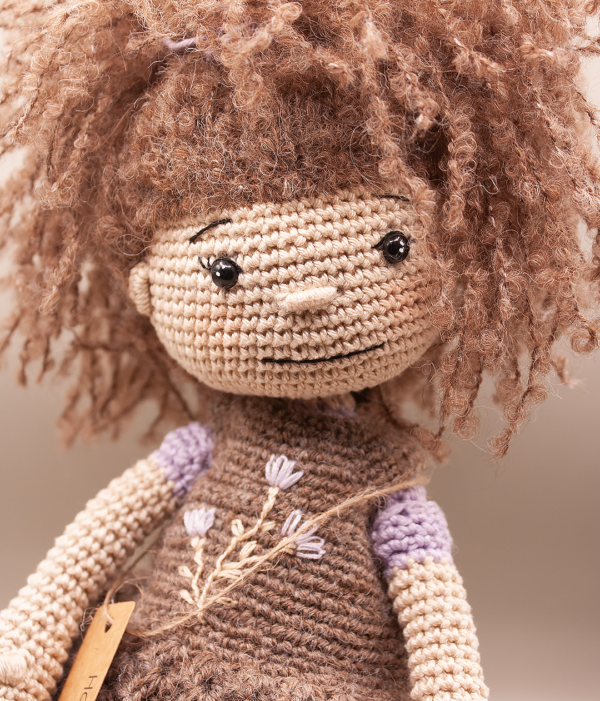 Suri. Háčkovaná panenka