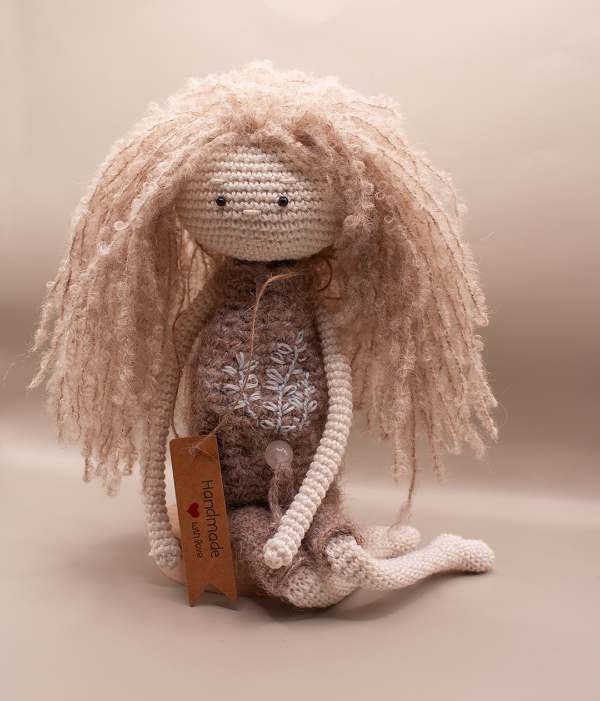 Háčkovaná panenka Tichý směr – jemnost, intuice a vnitřní klid