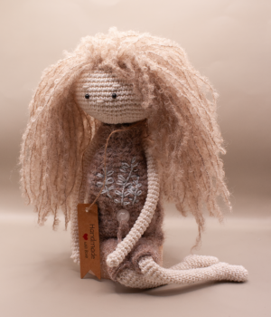 Háčkovaná panenka Tichý směr – jemnost, intuice a vnitřní klid