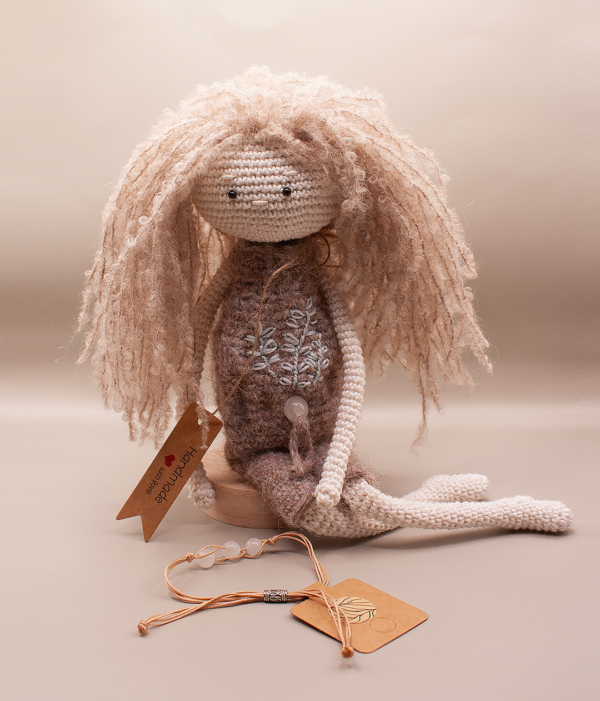 Dárková sada Tichý směr může být vaším malým rituálem. Ráno si nasadíte náramek jako připomínku důvěry ve vlastní cestu. Panenka zůstává v prostoru jako tichý bod klidu, ke kterému se můžete během dne vracet.